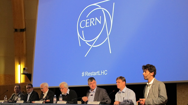 El Director General del CERN, Rolf Heuer, (centro) el Director de los Aceleradores, Frédérick Bordry (tercero desde la izq), y representantes de los experimentos del LHC